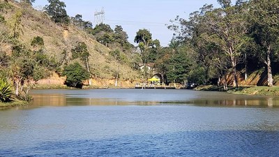 O Lago Azul tem área de 40 mil metros quadrados e é um dos melhores lugares para pesca da cidade. Lá podem se encontrar  espécies como acará, lambari, traíra e bagre. O espelho d'água é cercado por matas com trilhas para passeios.